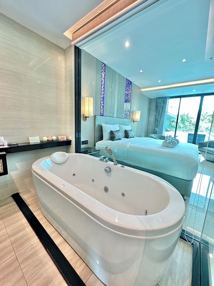 Deluxe Suite with Pool Access - Photo 2