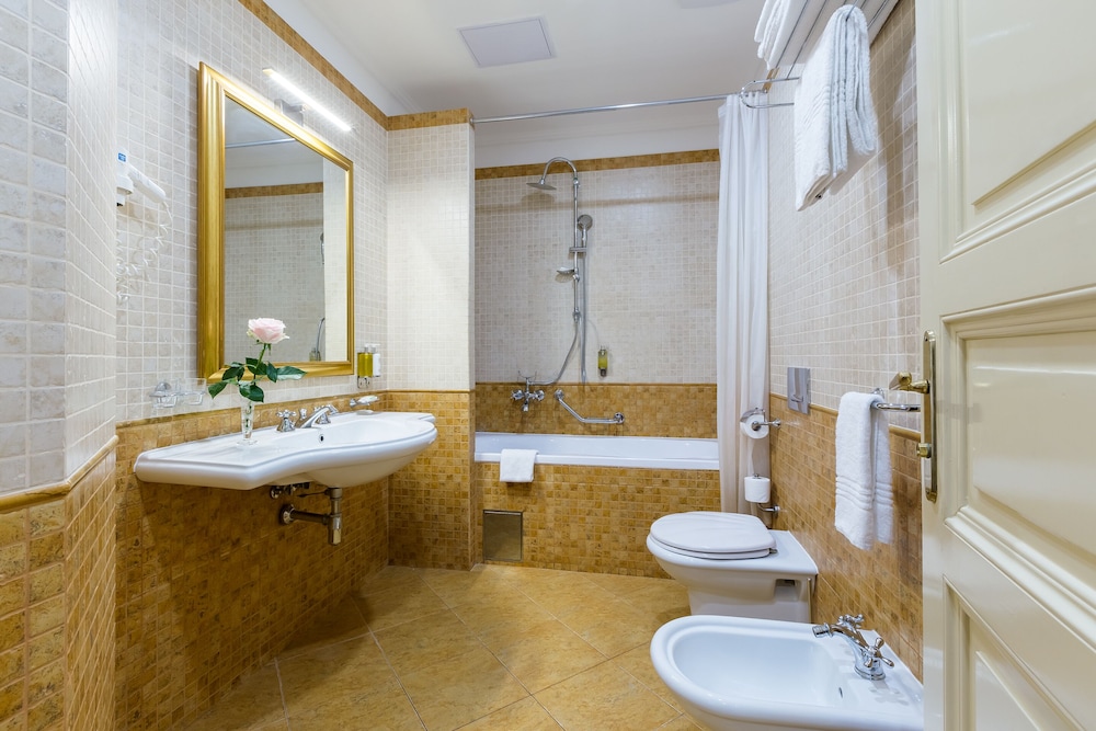 Superior Triple Room thumbnail 6