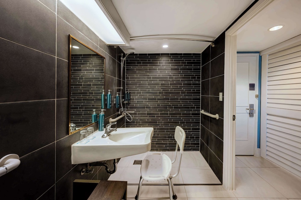 Room, 2 Double Beds, Accessible (Roll-in Shower) - Photo 5