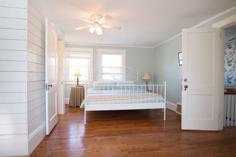 Room, 1 King Bed, Private Bathroom, Mountain View (Azalea) photo 3
