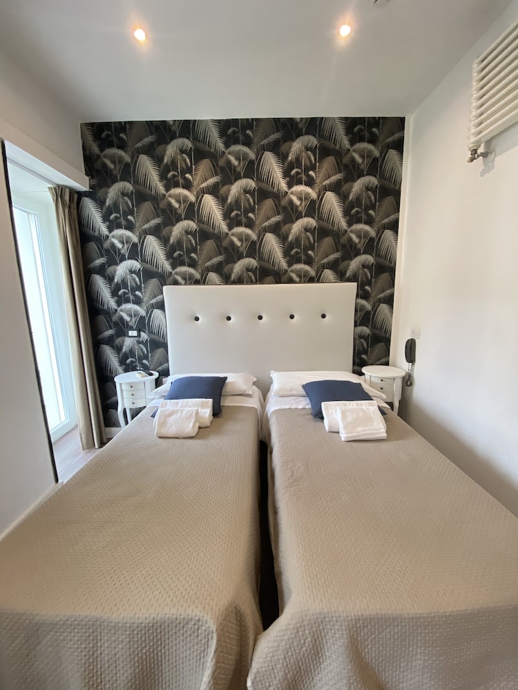 Standard Twin Room - Photo 9