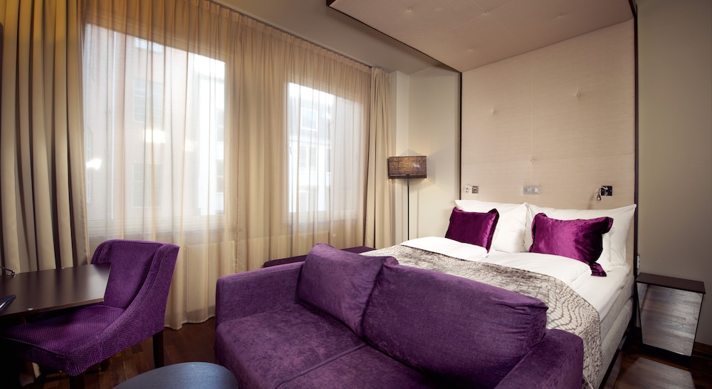 Standard Room, 1 Queen Bed thumbnail 6