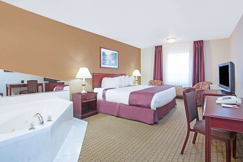 Business Studio Suite, 1 King Bed, Non Smoking, Jetted Tub - Photo 1