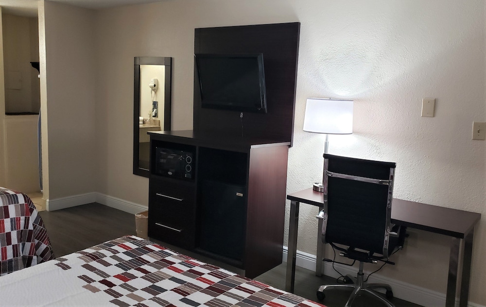 Deluxe Room, 1 King Bed, Accessible, Non Smoking (Roll-In Shower) - Photo 7