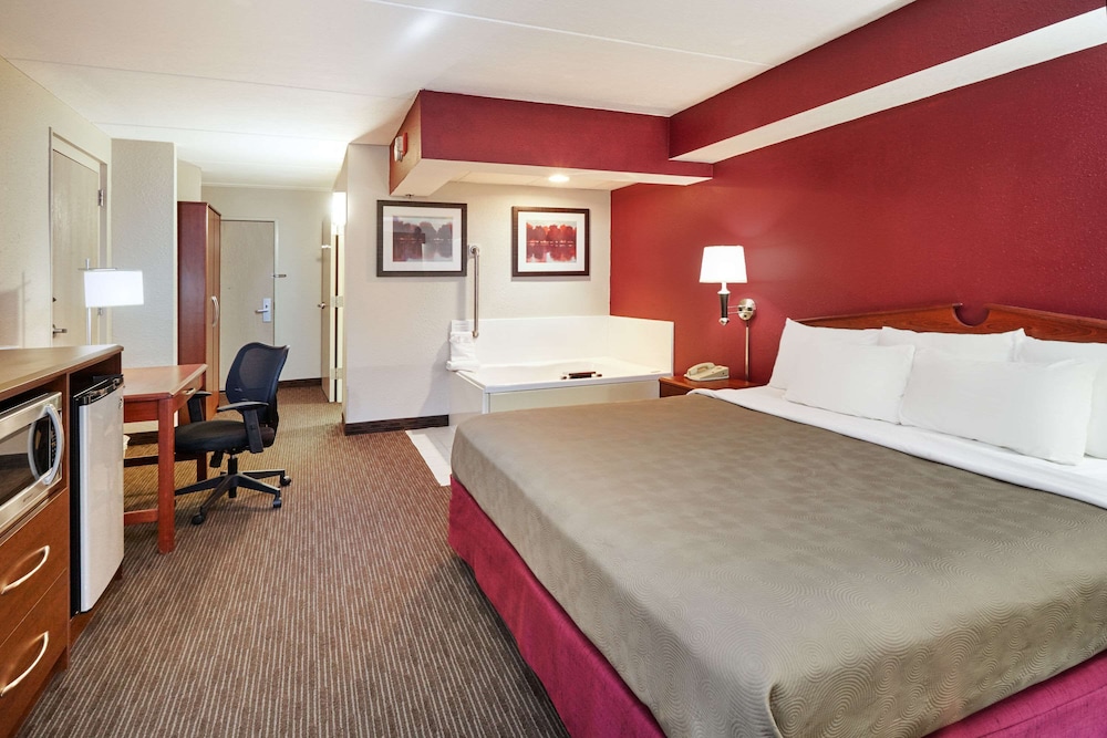 1 King Bed, Deluxe 1-Bedroom Suite, Second Floor, Non-Smoking - Photo 1