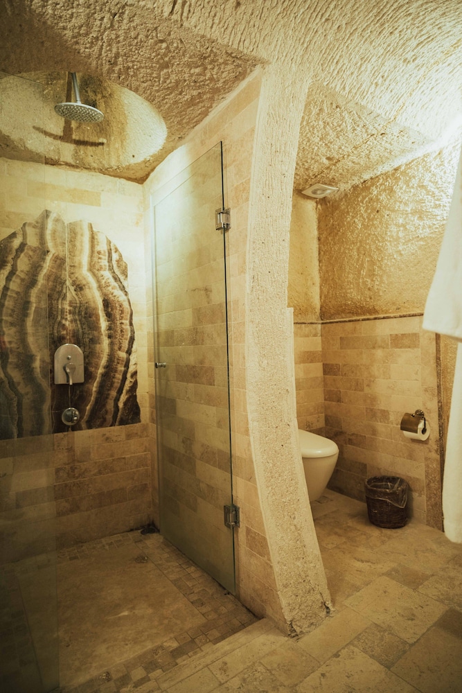 Queen Cave Suite with Stone Bathtub - Photo 8