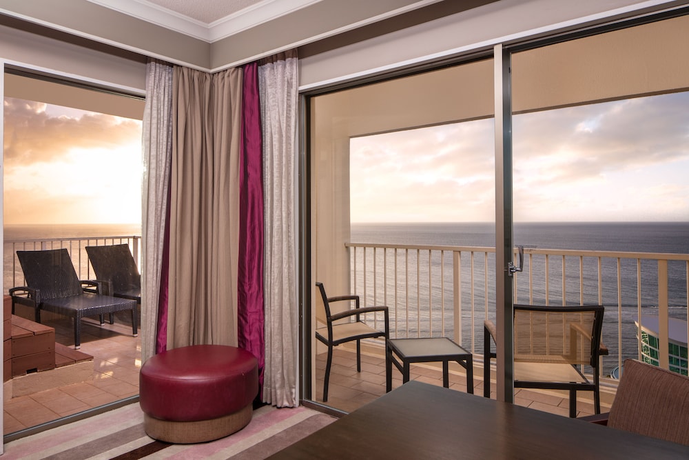 Ocean Front Corner Suite (Club Lounge Access) - Photo 8