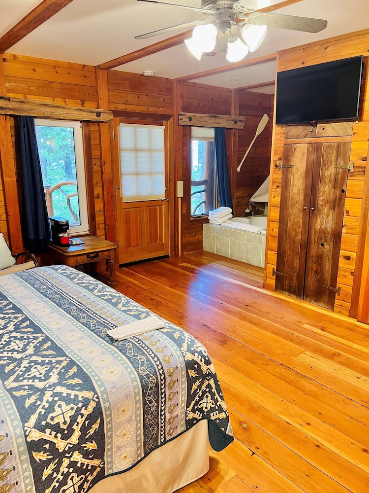 Premium Room, 1 King Bed photo 3