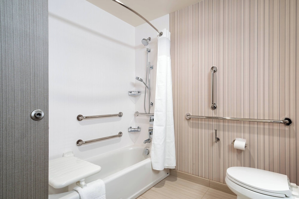 Standard Room, 2 Queen Beds (Mobility Accessible, Tub) - Photo 4