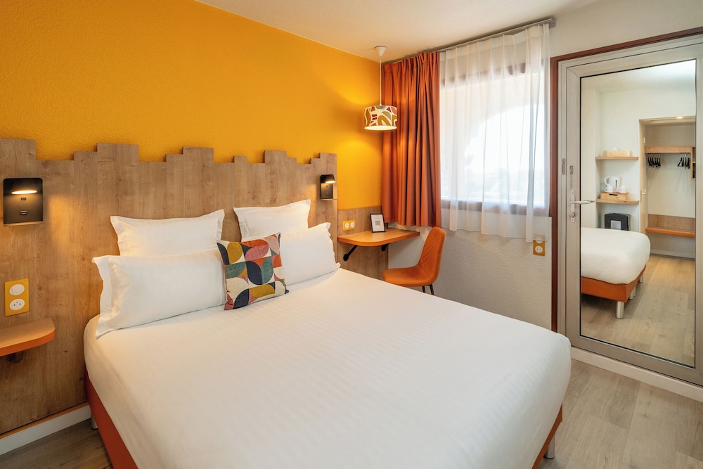 Standard Room, 1 Queen Bed, Non Smoking - Photo 8