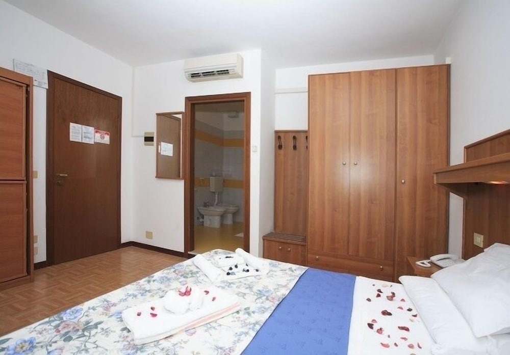 Family Quadruple Room, Multiple Beds - Photo 4