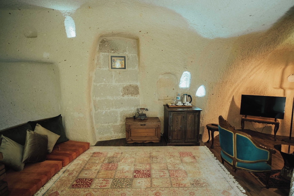 King Cave Suite with Stone Bathtub - Photo 6