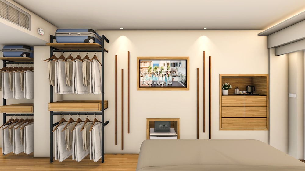 Partial Sea View and Pool Room photo 3