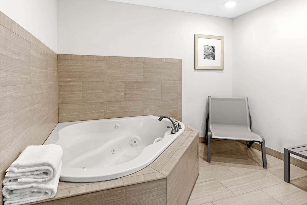 Suite, 1 King Bed, Non Smoking - Photo 3