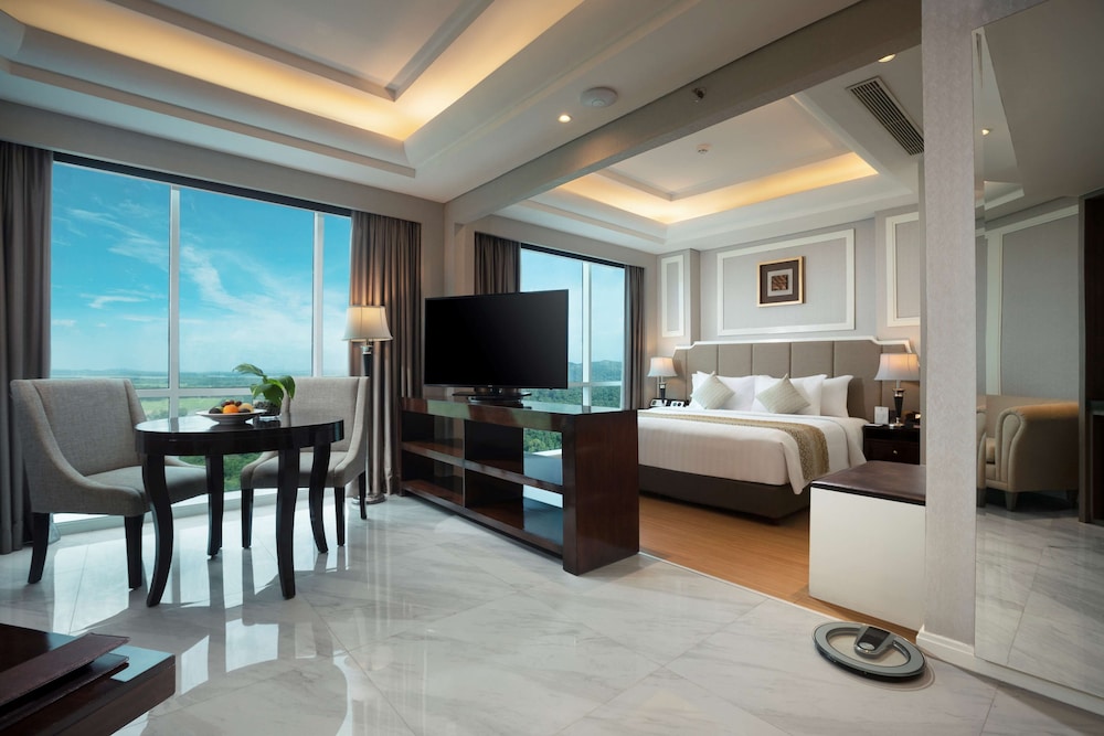 Grand Suite, 1 King Bed, Non Smoking (Lake) photo 2
