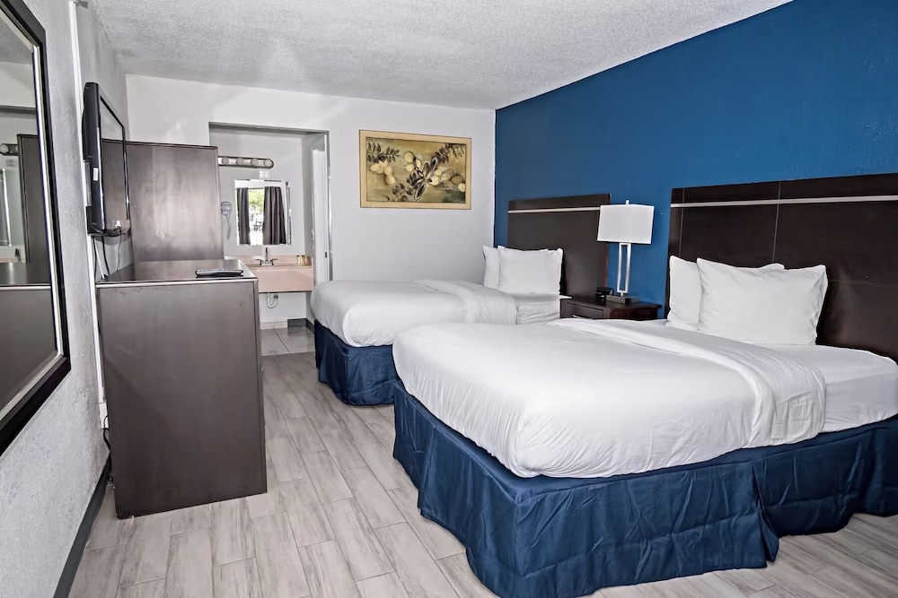 Standard Room, 2 Queen Beds photo 2