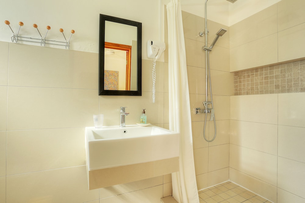 Standard Double Room, 1 Double Bed, Non Smoking, Partial Sea View photo 3