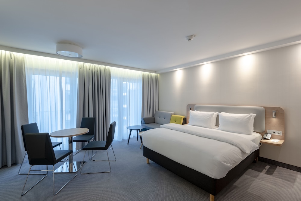 Suite, 1 Queen Bed with Sofa bed - Photo 16
