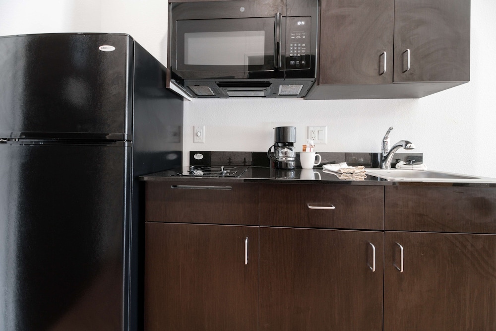 Deluxe Suite, 2 Queen Beds, Non Smoking, Kitchenette - Photo 6