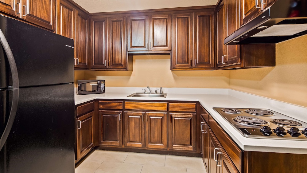 Standard Room, 1 King Bed, Non Smoking, Refrigerator & Microwave - Photo 4