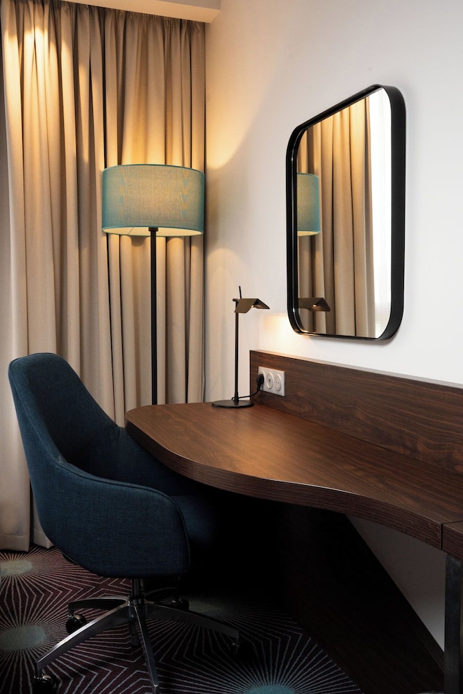 Premium Room, 1 Queen Bed, Refrigerator - Photo 4