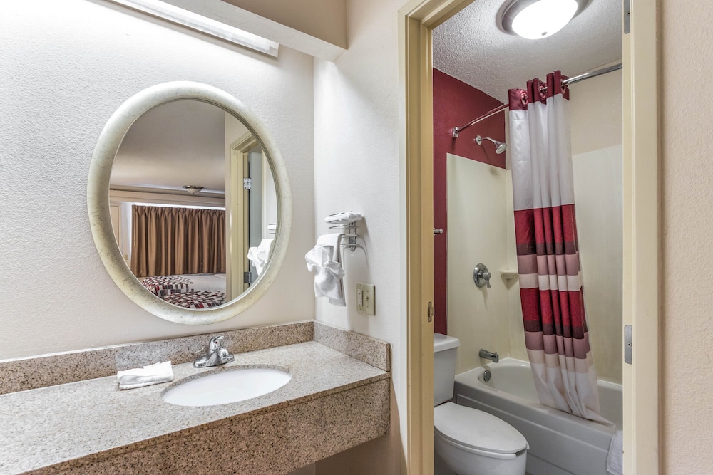 Superior Room, 1 King Bed, Accessible, Non Smoking (Roll-In Shower) - Photo 2