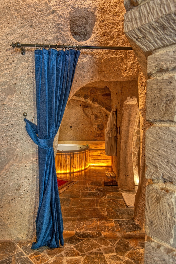 Imperial Pool Suite - Photo 12