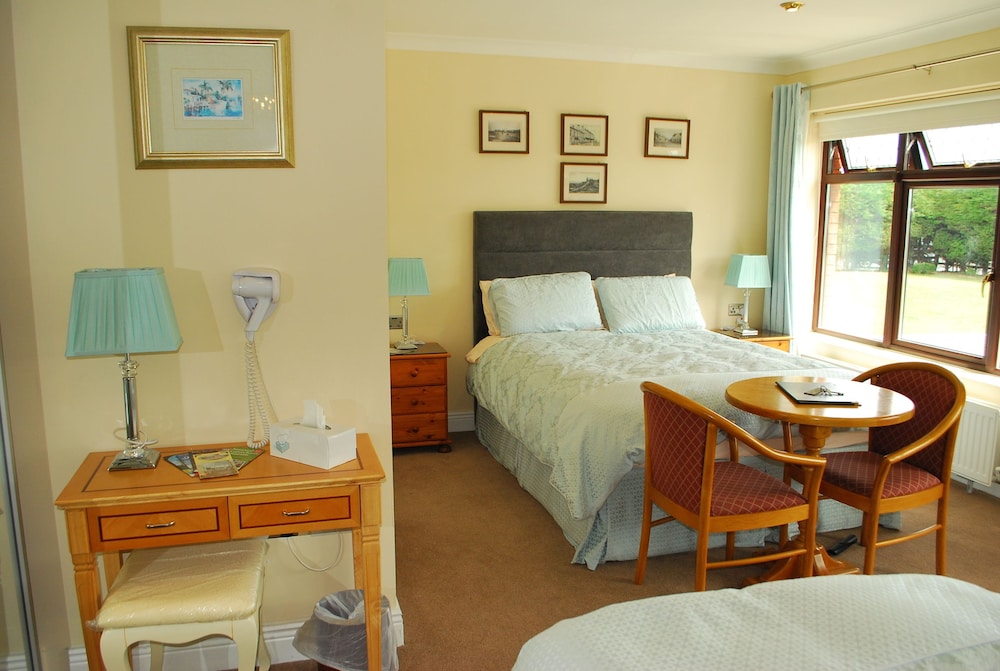 Family Room, Ensuite photo 2