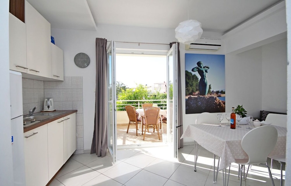 Apartment (Maja - 100 from the beach - A2-Uzorit)