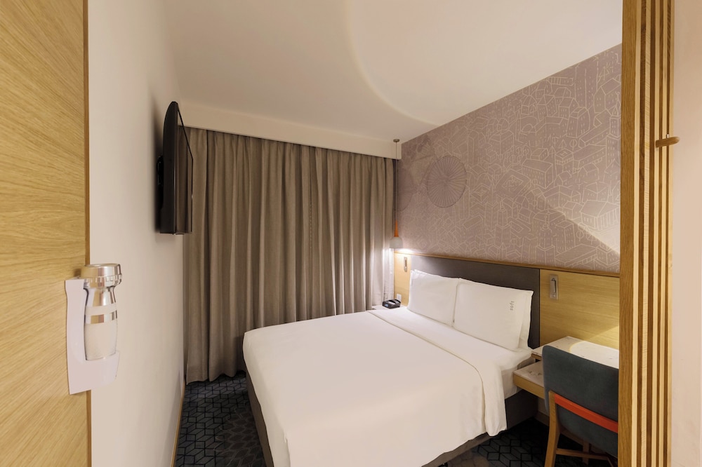 Standard Room, 1 Queen Bed, Accessible photo 3