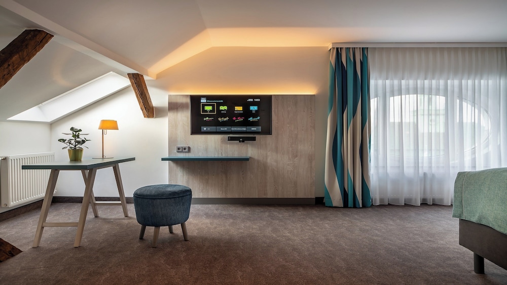 Premium Room, 1 Queen Bed with Sofa bed thumbnail 5