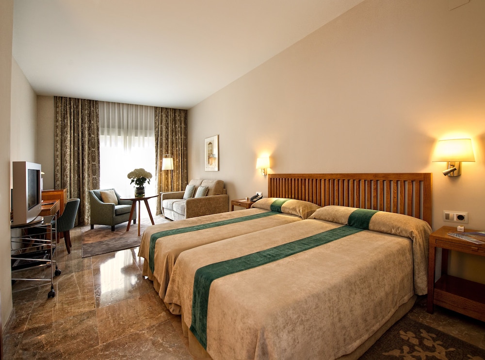 Standard Twin Room (2 adults + 1 child) photo 3