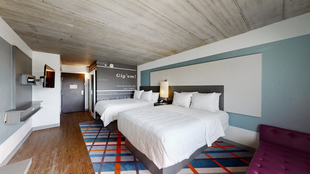 Standard Room, 2 Queen Beds (Walk-In Shower) photo 2