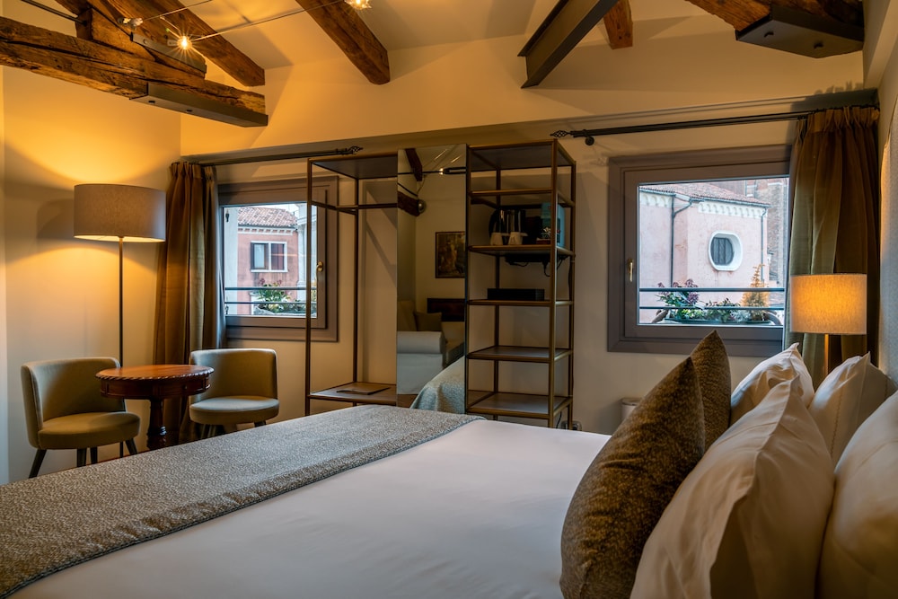 Junior Studio Suite, Canal View