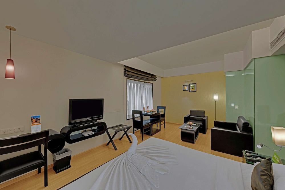 Business Suite, 1 Double Bed, Smoking photo 2