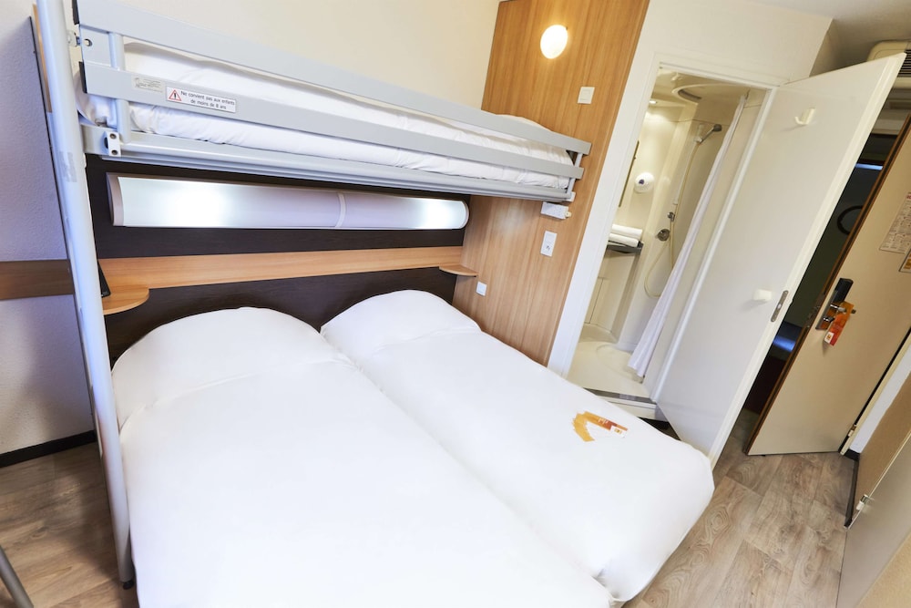 Standard Room, 3 Twin Beds - Photo 3