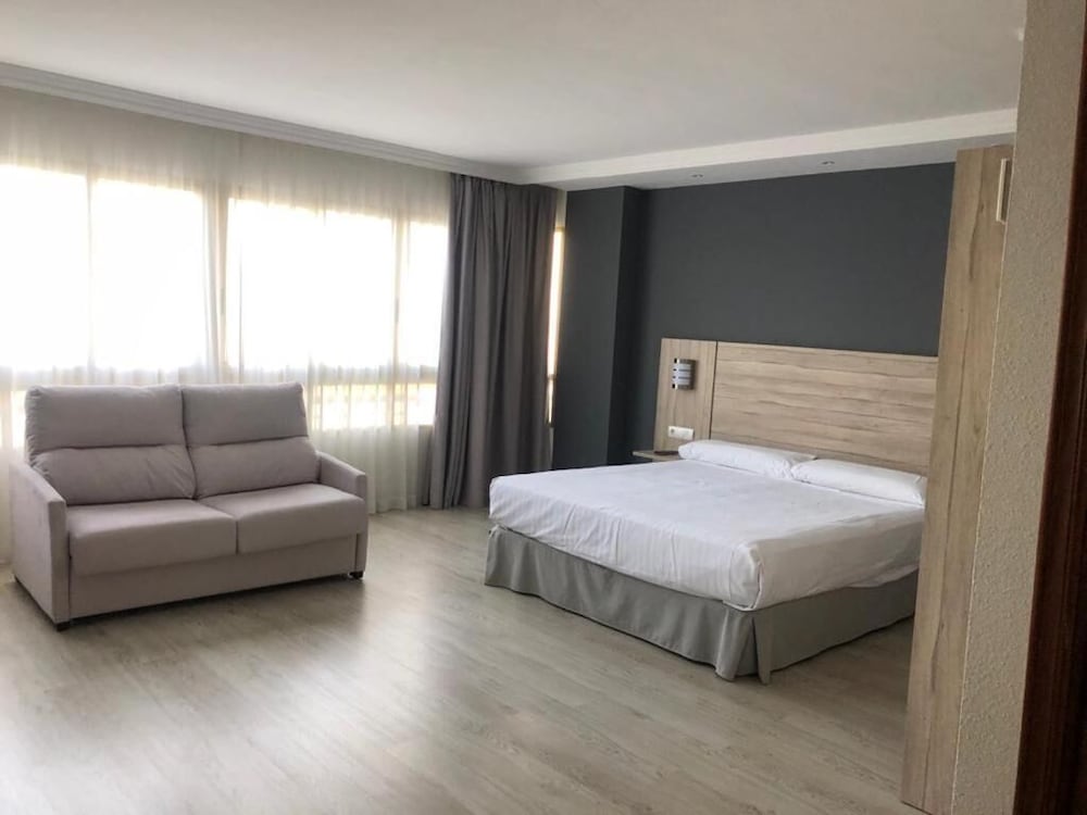 Family Triple Room (3 Adults) thumbnail 5