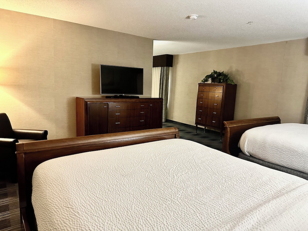 Suite, 2 Queen Beds - Photo 7
