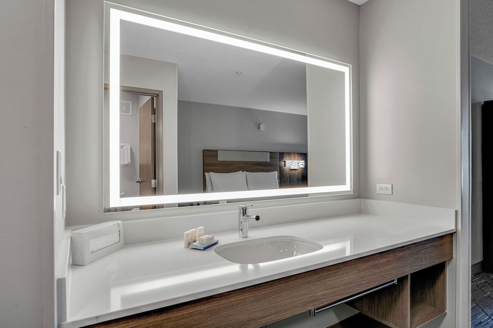 Standard Room, 1 Queen Bed, Accessible (Accessible Tub) - Photo 6