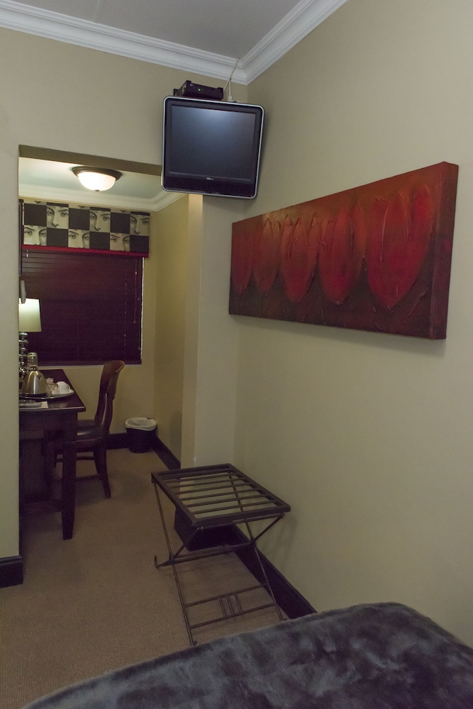 Three quarter room photo 2