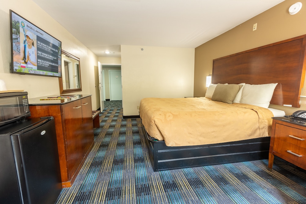 Deluxe Room, 1 King Bed, Non Smoking (accessible)