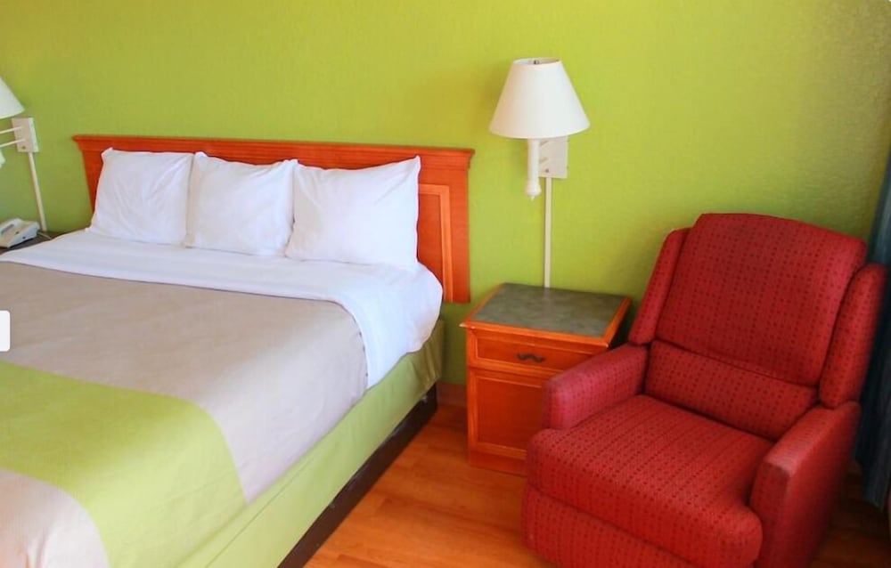 Deluxe Suite, 1 King Bed, Non Smoking, City View photo 3