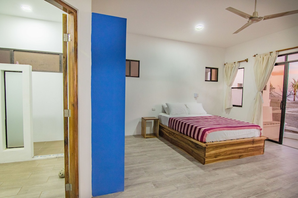 Deluxe Double Room, 1 Queen Bed, Sea View (Room 4) (No Air conditioning) photo 2