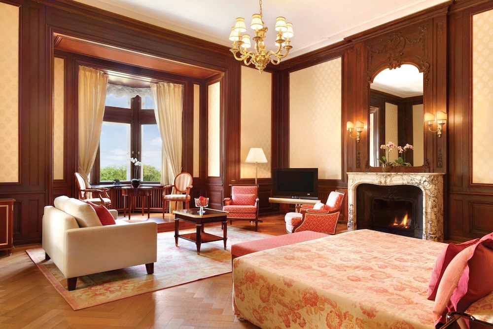 Grand Room, 1 King Bed thumbnail 5