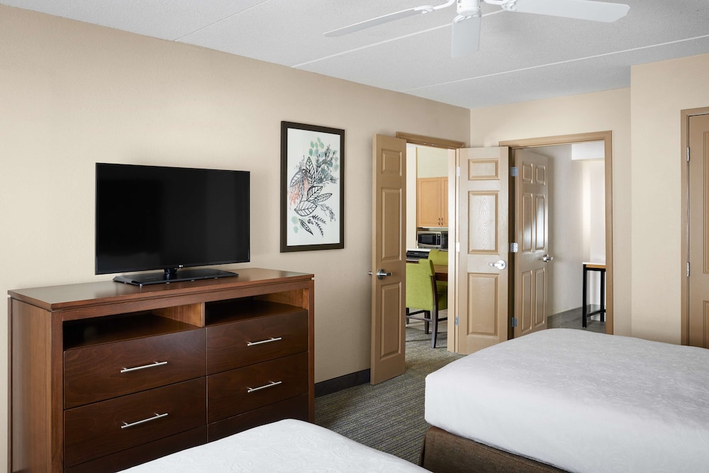 Two Bedroom Suite, 1 King 2 Double Beds, Accessible Shower - Photo 4