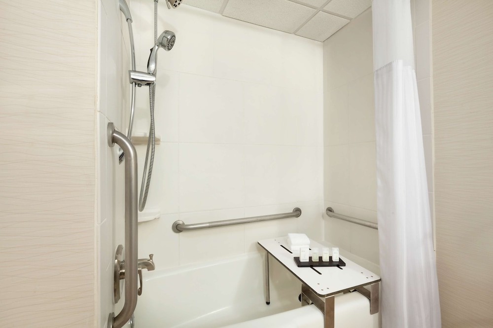 Deluxe Suite, 1 King Bed, Accessible, Non Smoking photo 3