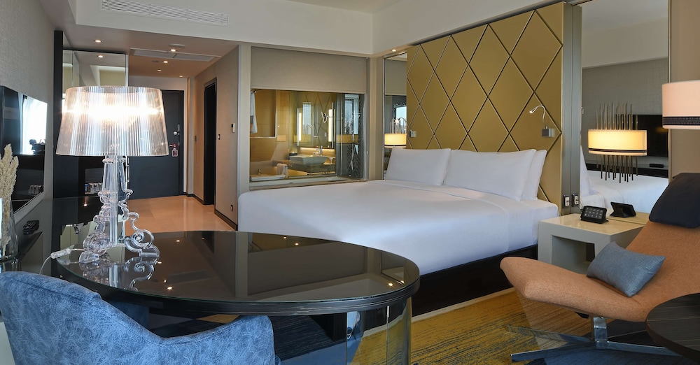 Deluxe Suite, 1 King Bed - Photo 2