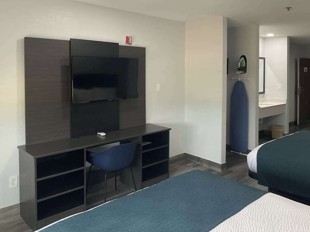 Standard Suite, 2 Queen Beds, Non Smoking, Refrigerator & Microwave - Photo 1