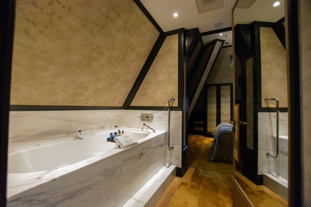Rooftop Loft Suite thumbnail 5