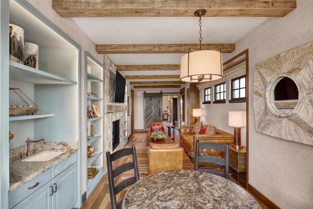 Vice-Presidential Suite, 1 King Bed, Fireplace photo 2